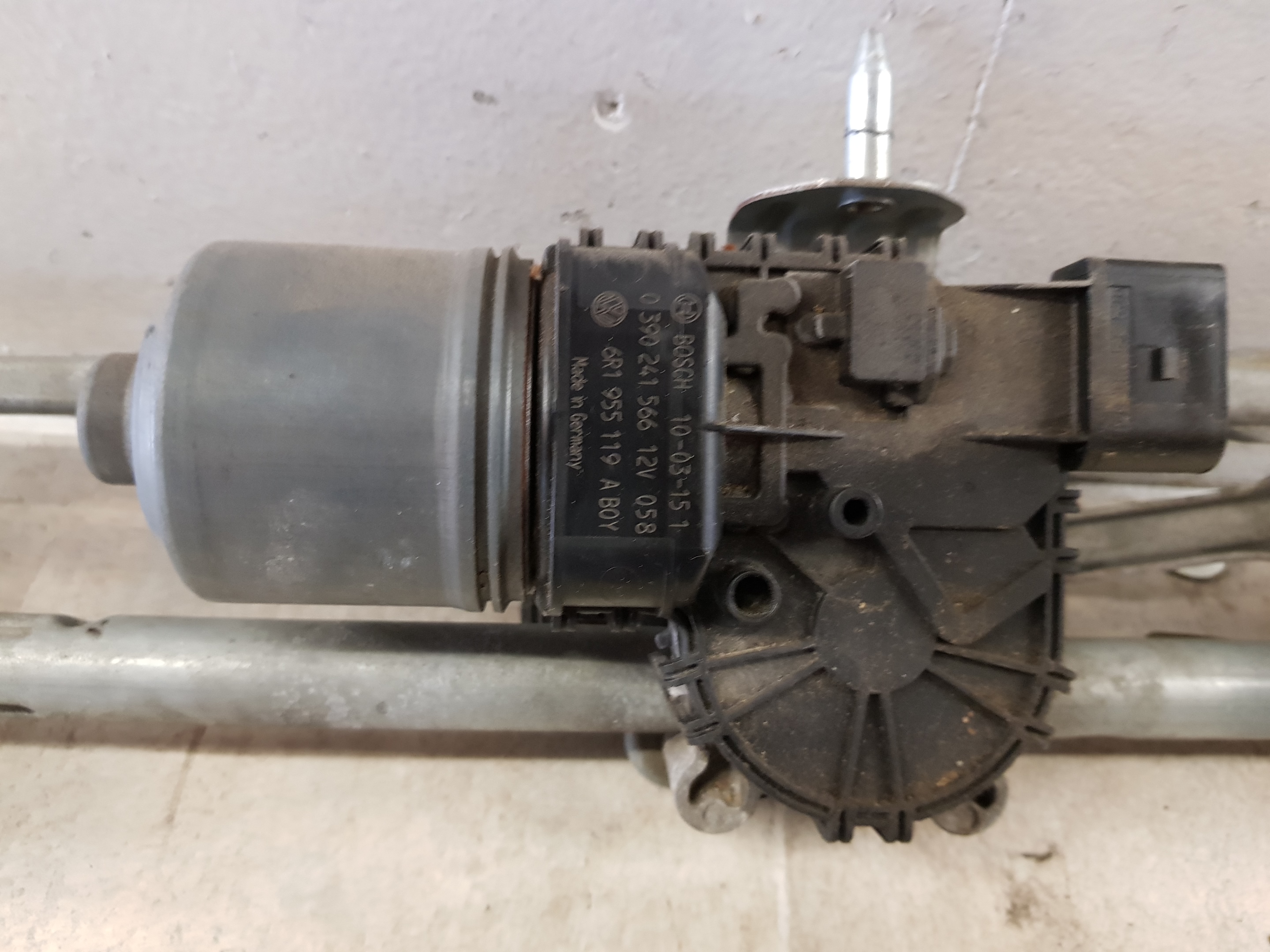 VW Polo 6R 09-14 Wischermotor vorn mit Gestänge 6R1955119A Bosch