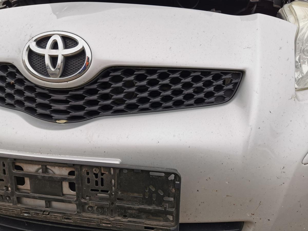 Toyota Yaris XP9 Stossfänger Stossstange Bumper vorn 1E7 Silver Pearl Metallic