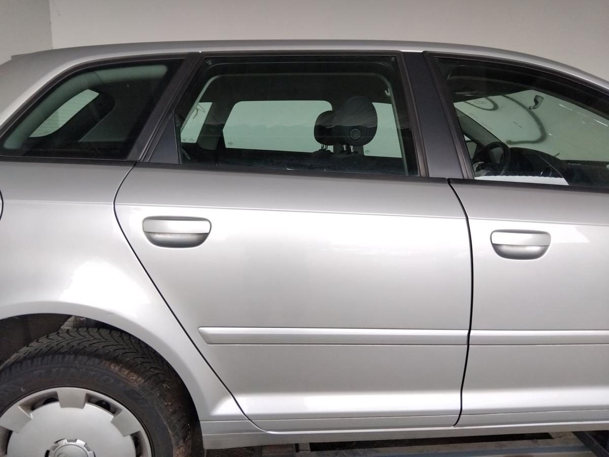 Audi A3 8P Sportback Tür hinten rechts lichtsilber LY7W BJ2006