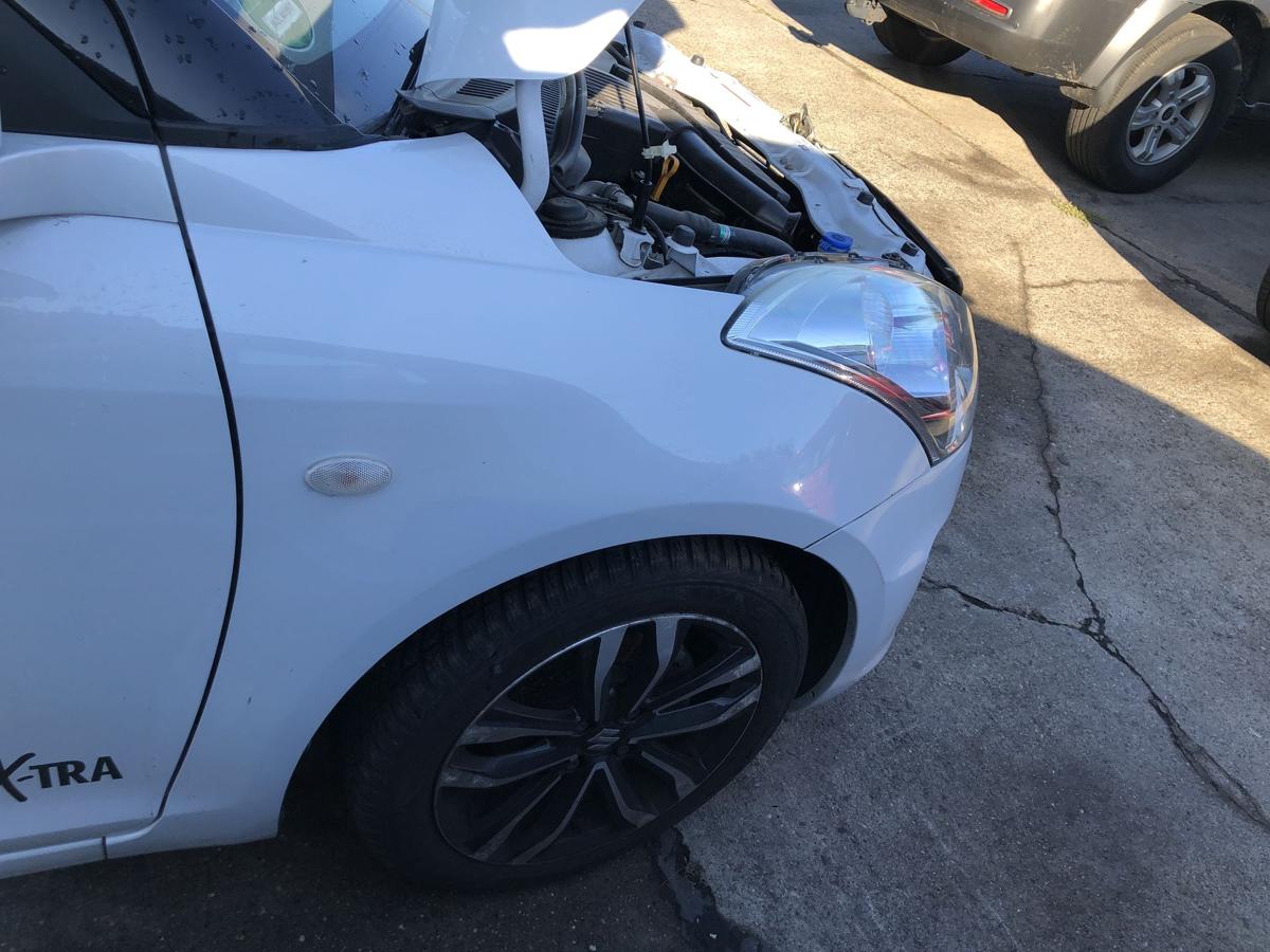 Suzuki Swift NZ Kotfl&uuml;gel vorn rechts Beifahrerseite Seitenwand weiss unbekannt