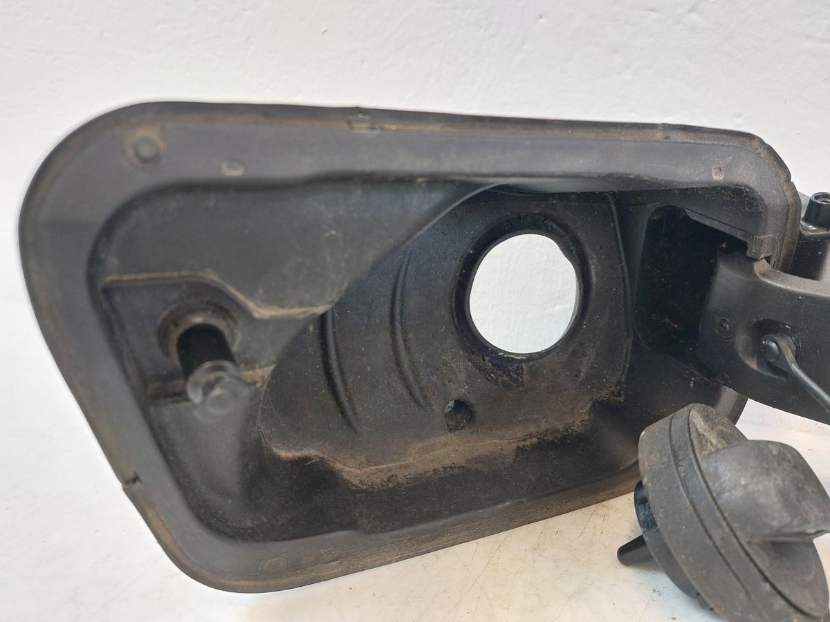 Audi Q2 Typ AG Tankklappe Tankdeckel Tankverschluss LY9B brillantschwarzmetallic