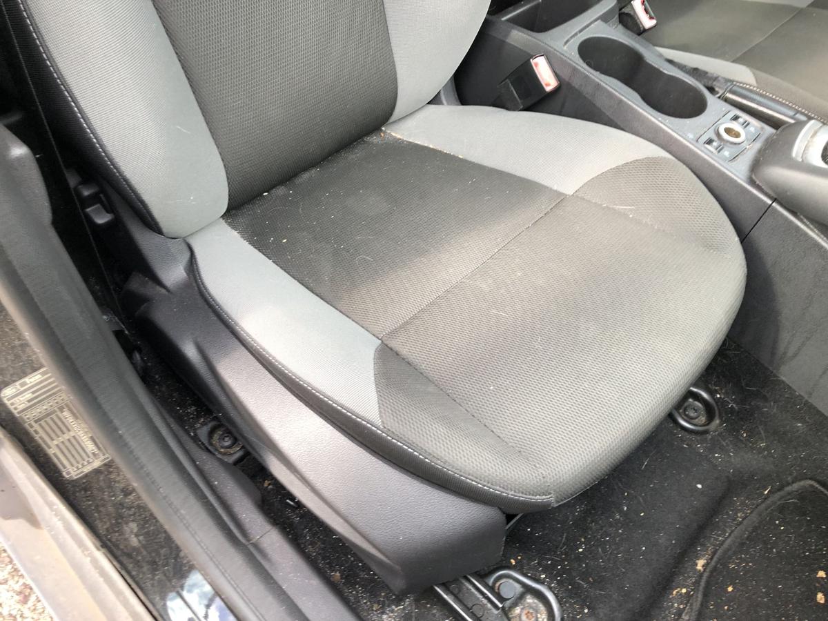 Ford Focus DYB Sitz vorn rechts Beifahrersitz Stoff Sitzheizung Stoffsitz 5trg