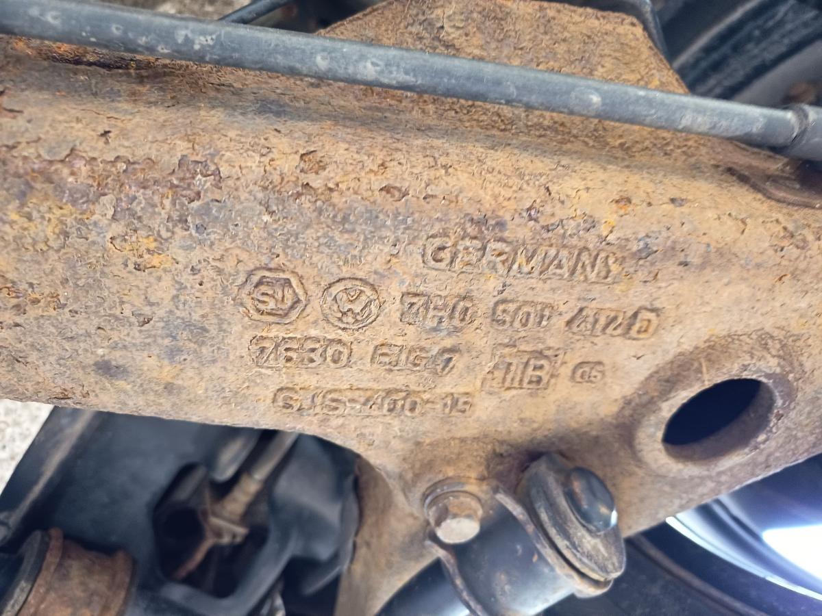 VW T5 7H Transporter Hinterachsschenkel rechts mit Lenker Schwinghebel Bj 2006