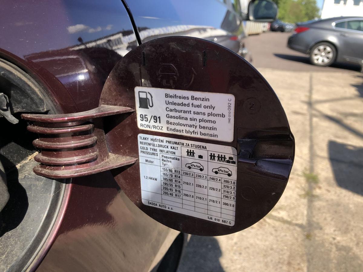 Skoda Fabia 5J Tankklappe Tankdeckel Tankverschluss 9893 LF3X Rosso Brunello