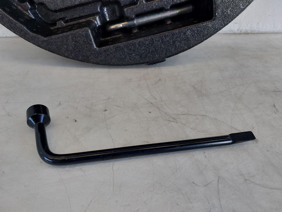 Toyota Yaris XP13 Schaumstoffeinleger Kofferraum mit Werkzeug Radschl&uuml;ssel