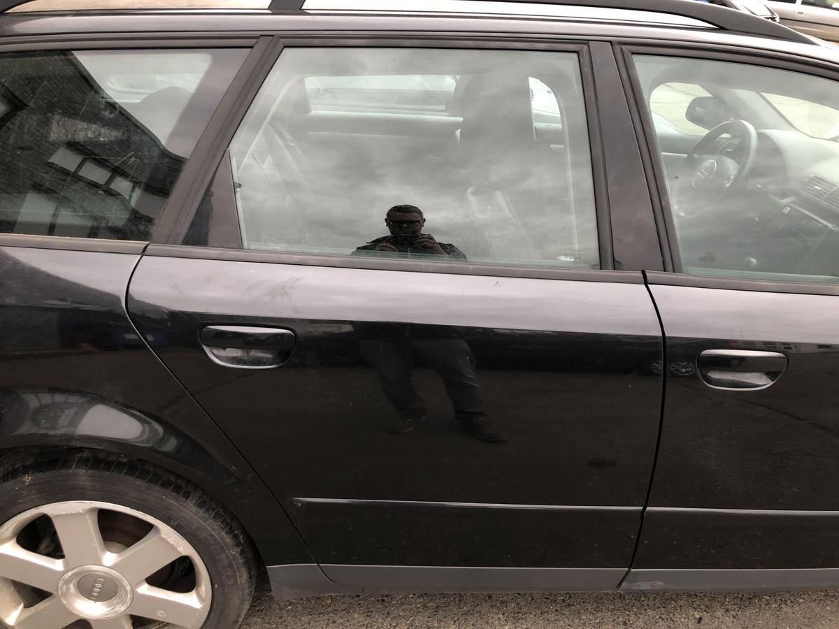 Audi A4 8E B6 Avant T&uuml;r hinten rechts Fondt&uuml;r Scheibenrahmen LZ9W Ebonyschwarz
