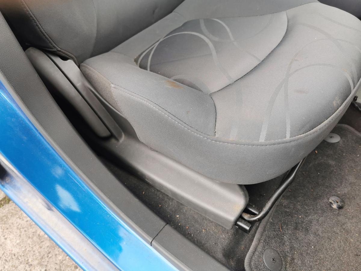 Chevrolet Spark M300 Fahrersitz Sitz Autositz vorn rechts Stoff