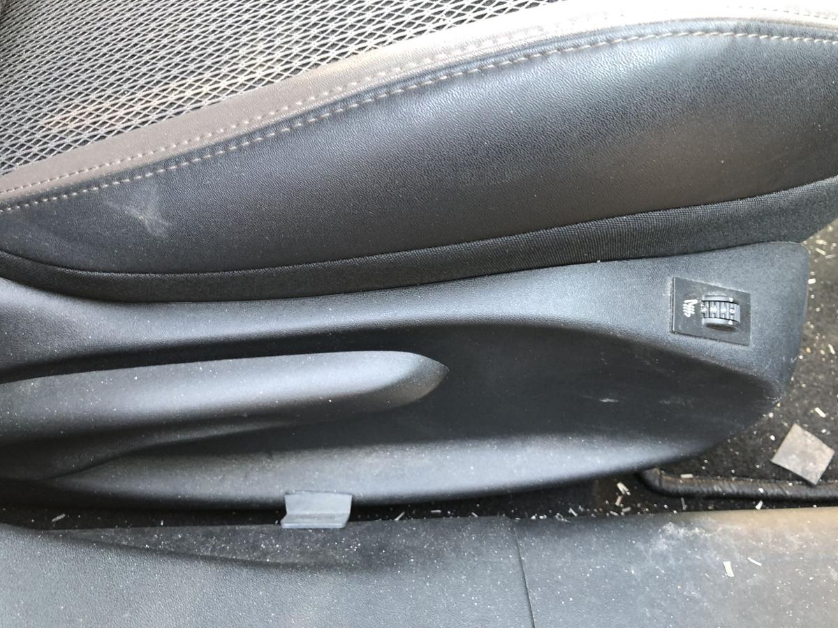 Peugeot 2008 I CU Sitz vorn rechts Beifahrersitz Kunstleder Stoff braun Heizung