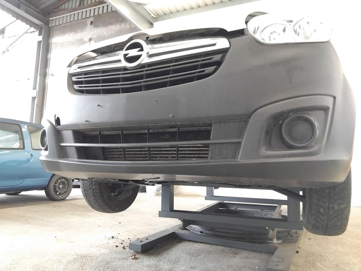 Opel Combo D Kasten original Stoßstange Stossfänger vorn mit Grill BJ2014