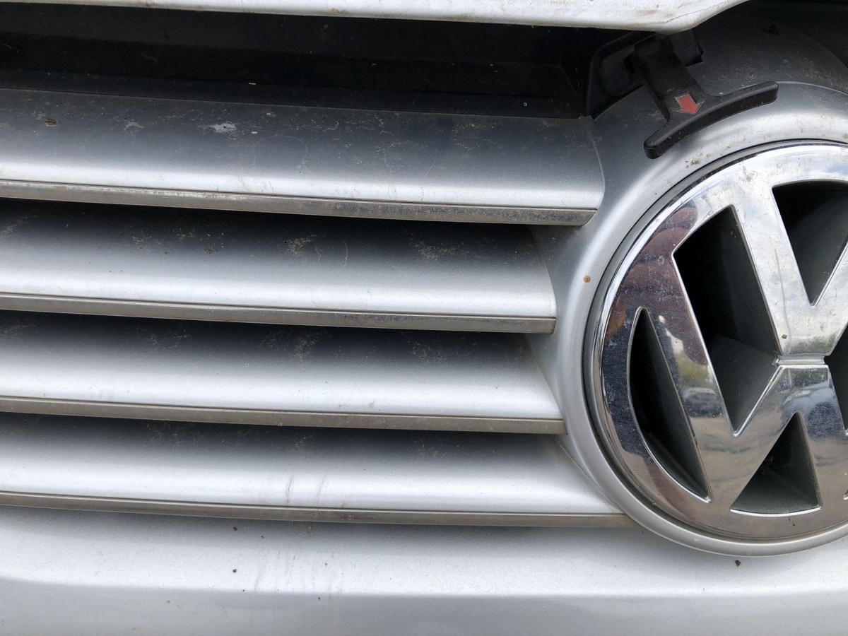 VW Bora 1J Grill K&uuml;hlergrill Frontgrill mit Logo und Chromleiste Highline
