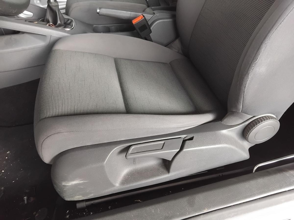 VW Golf 5 1K 3 türig Sitz vorn links Fahrersitz Stoff dunkelgrau BJ2008