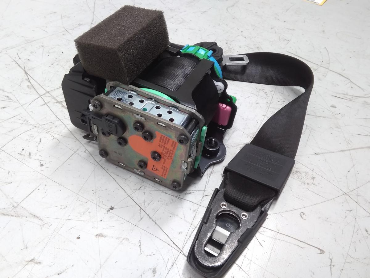 Audi A4 8K B8 original Sicherheitsgurt vorn rechts schwarz unfallfrei Bj.2009