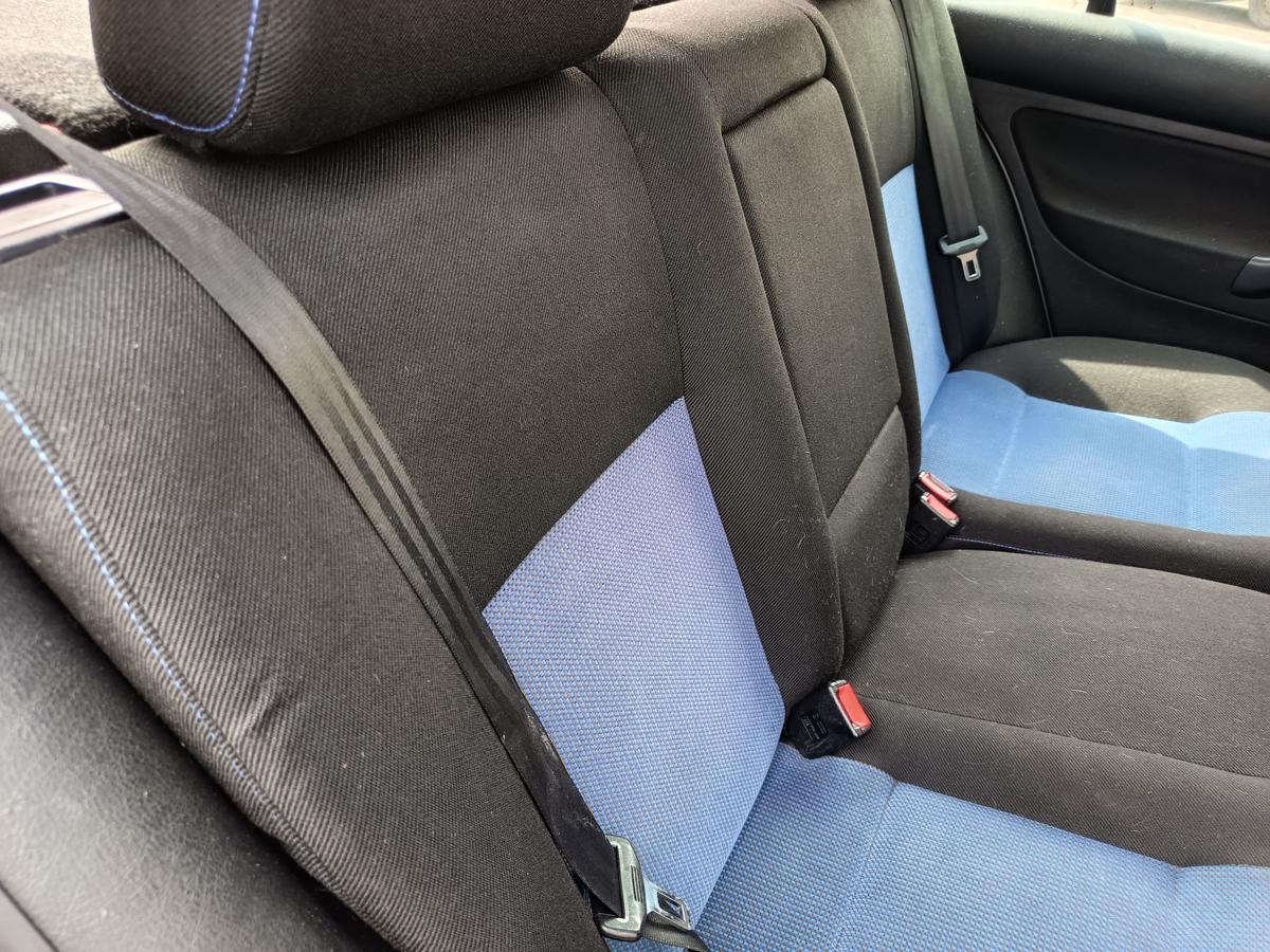 VW Golf IV 5t&uuml;rer Limo R&uuml;cksitzbank ohne Gurte Fond Stoff blau/schwarz Bj 1998