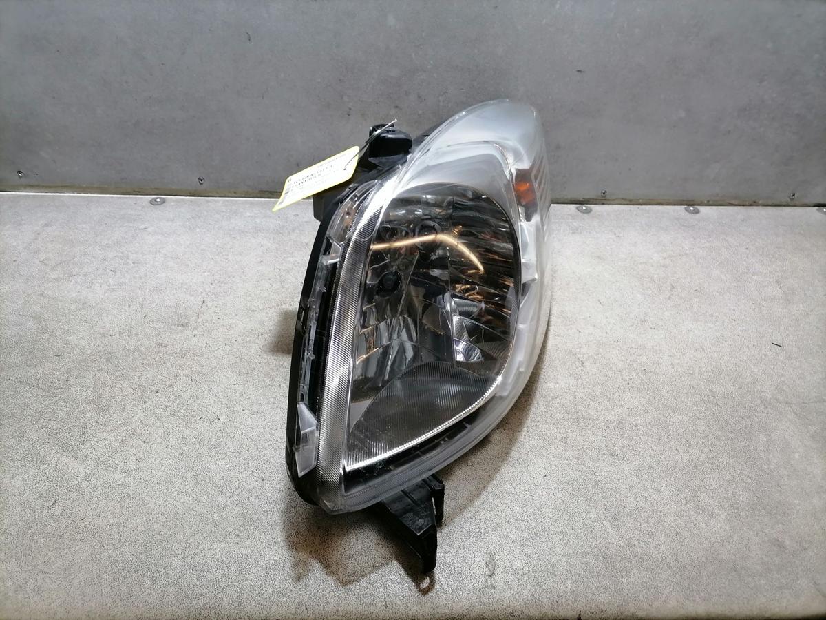 Toyota Yaris XP9 Scheinwerfer links Halogen BJ08, eine Halterung leicht beschädigt 811100D120