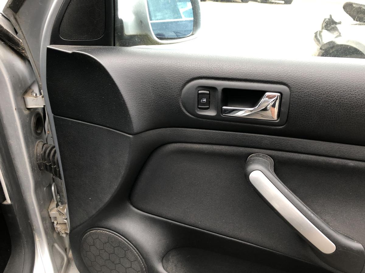VW Bora 1J T&uuml;rverkleidung vorn rechts Innenverkleidung T&uuml;r T&uuml;rpappe Golf 4