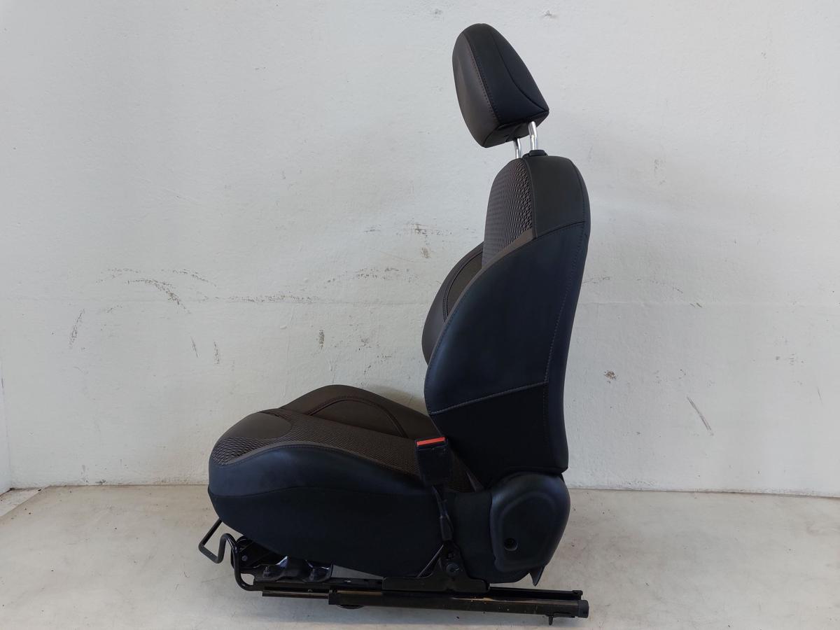 Peugeot 2008 I CU Sitz vorn rechts Beifahrersitz Kunstleder Stoff braun Heizung