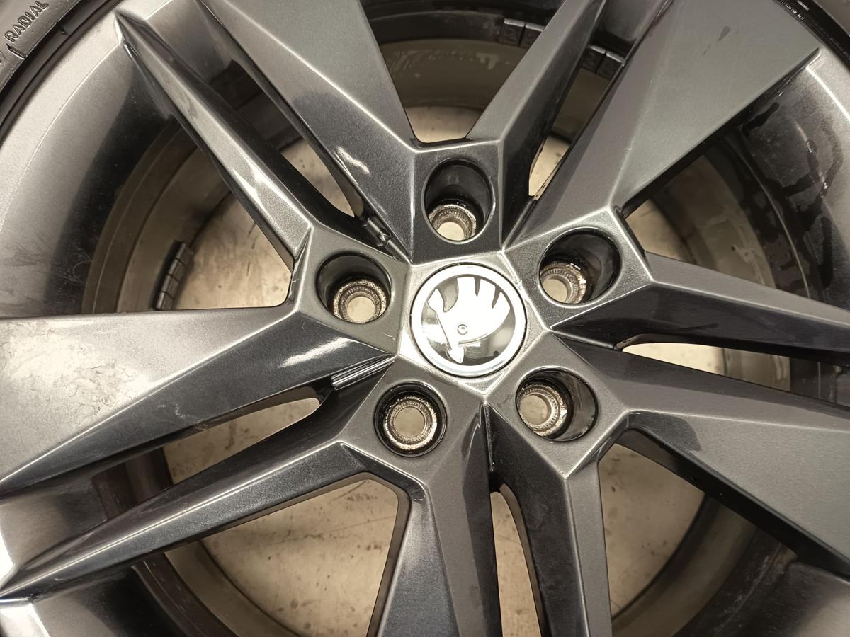 Skoda Superb 3V Kombi original Alufelge 6,5Jx17 ET41 3V0601025BH/BG Bj 2016 Skoda Superb 3V Kombi original Alufelge 6,5Jx17 ET41 3V0601025BH/BG Bj 2016
