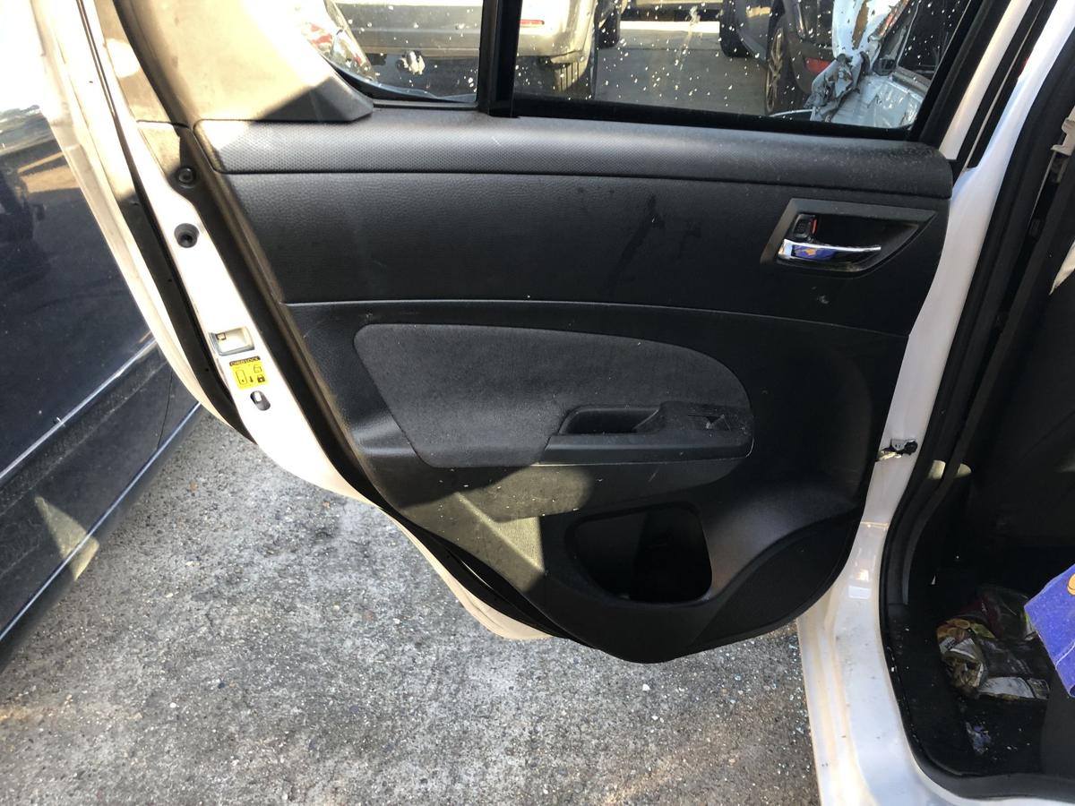 Suzuki Swift NZ T&uuml;rverkleidung T&uuml;r hinten links Fond EFH Alcantara Microfaser