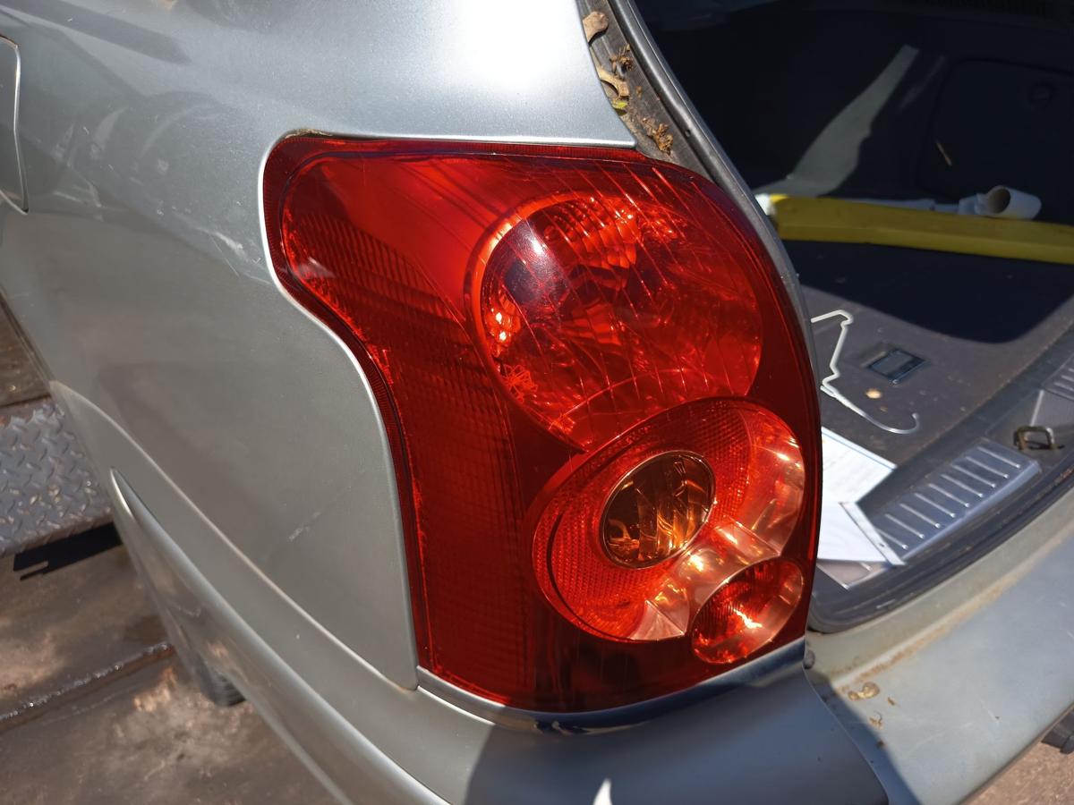 Toyota Avensis T25 Kombi original R&uuml;ckleuchte links Heck Schluss Licht Bj 2005