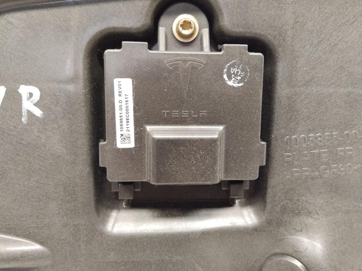 Tesla Model S original Plastikabdeckung T&uuml;r vorn rechts mit T&uuml;rgriffmodul Bj2019
