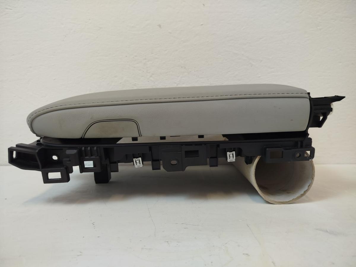 NIO EL6 Elektro SUV Deckel Mittelarmlehne vorn Kunstleder hellgrau