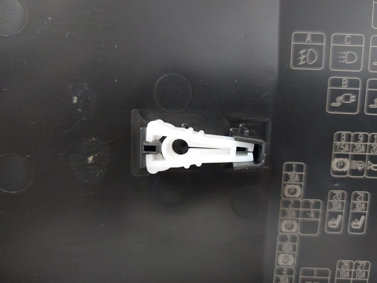 Mitsubishi Eclipse Cross GK0 ab21 Deckel Abdeckung Sicherungskasten Fahrerseite