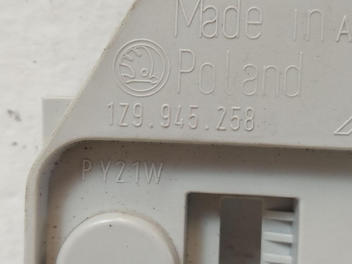 Skoda Octavia 1Z Kombi Lampenträger Lampenfassung Rückleuchte hinten rechts AL