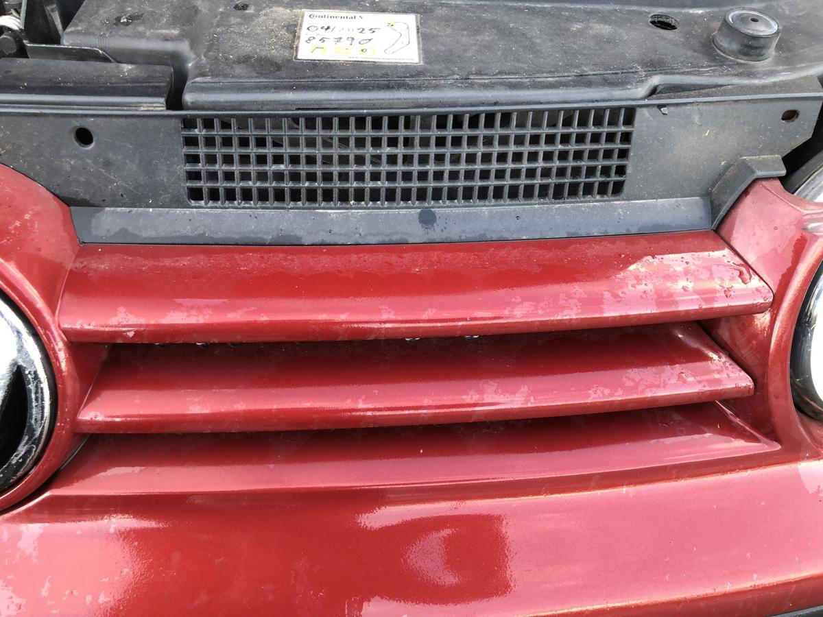 VW Golf 4 1J IV Kühlergrill Frontgrill Grill mit Logo LC3K Canyonrot