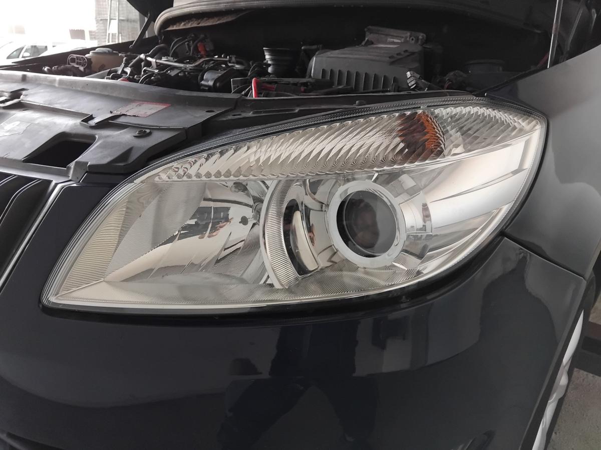 Skoda Fabia 2 5J Facelift original Scheinwerfer links Halogen Ellipsoid BJ2011