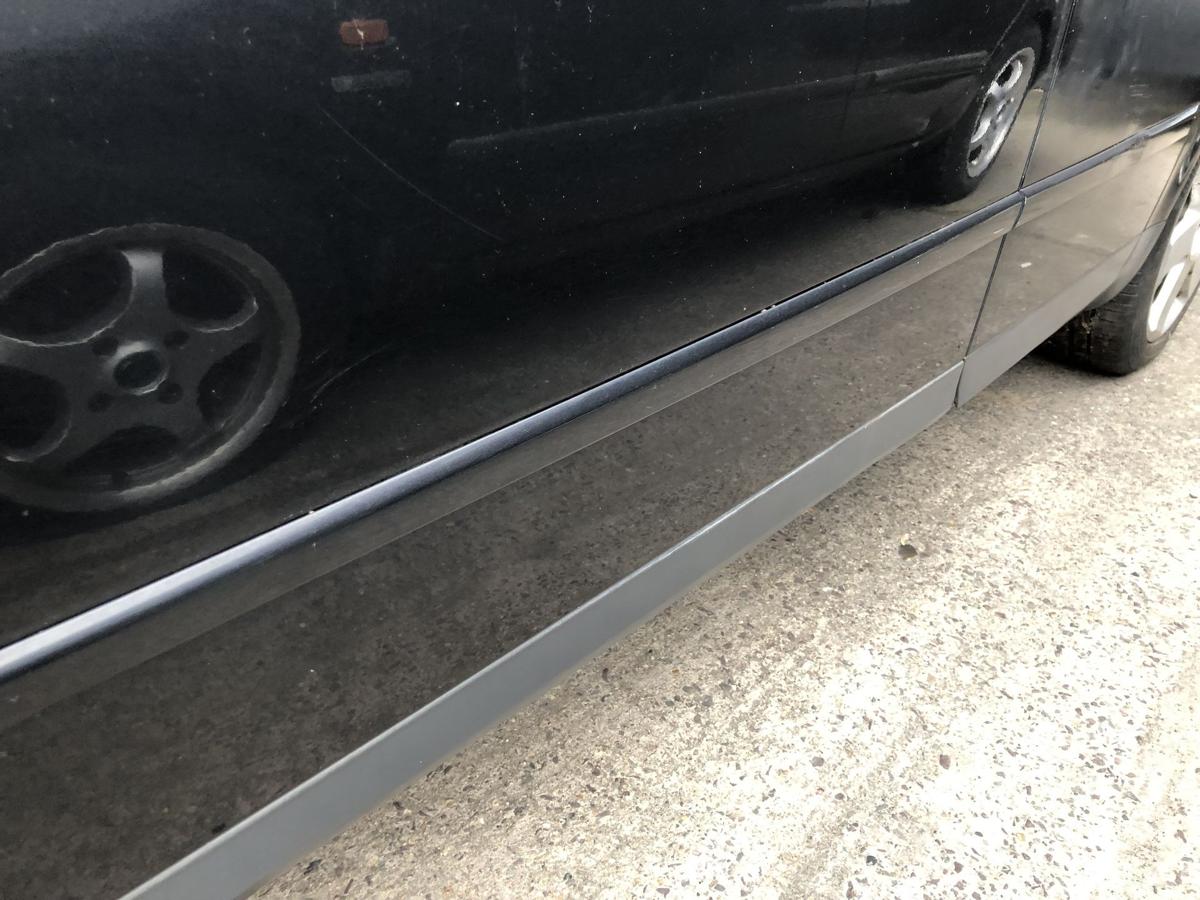 Audi A4 8E B6 Avant T&uuml;r vorn links Fahrert&uuml;r Scheibenrahmen LZ9W Ebonyschwarz