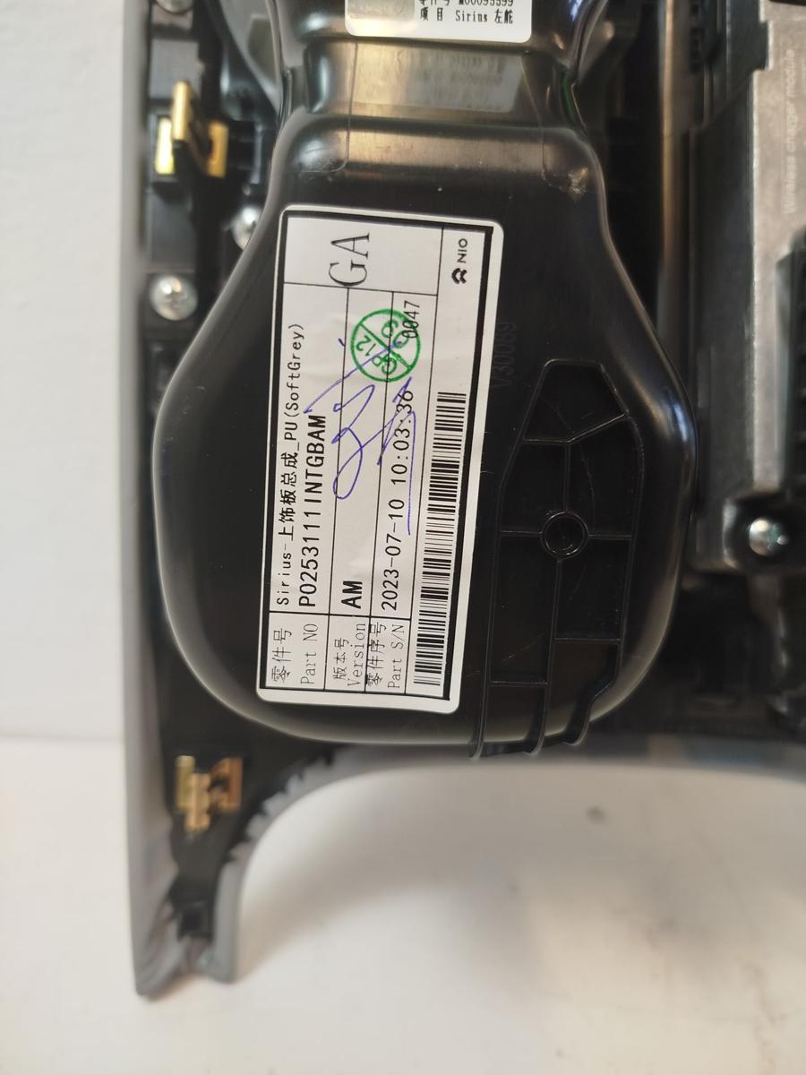 NIO EL6 Elektro SUV Becherhalter vorn mit Induktivladeschale Getr&auml;nkehalter