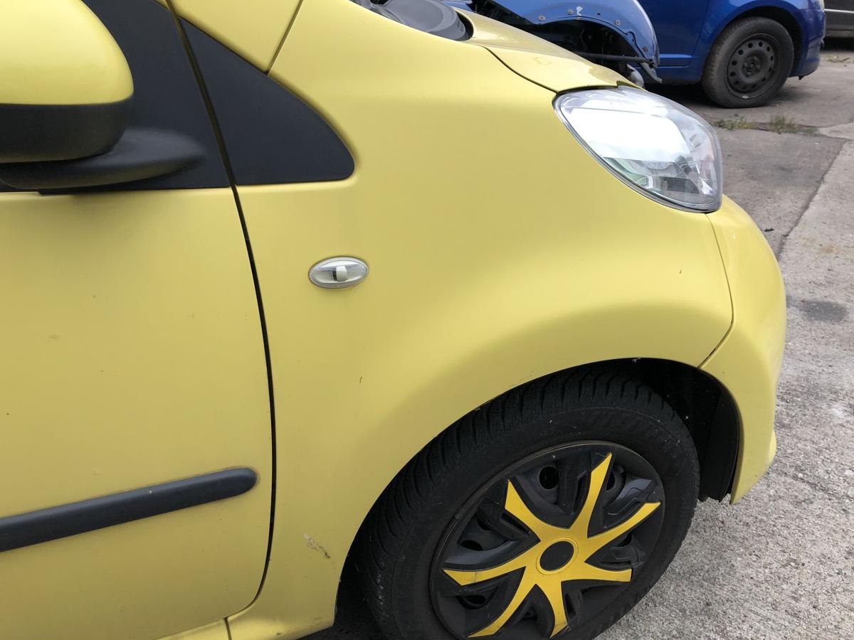Peugeot 107 Typ P Kotfl&uuml;gel vorn rechts Beifahrerseite KBL Citrus Gelb