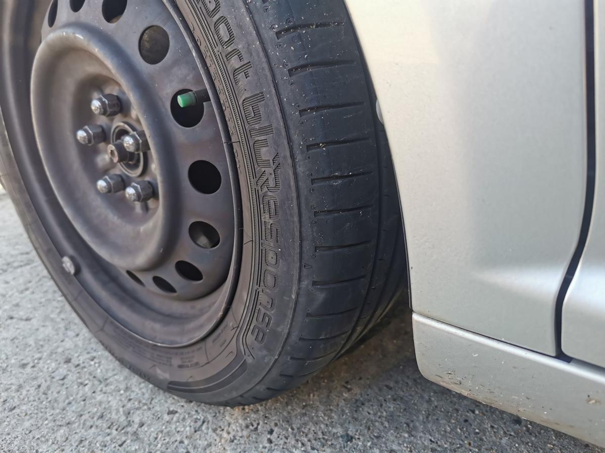 Toyota Avensis T25 Kotflügel Fender Seitenwand vorn links 1C0 Radiant Silver Met