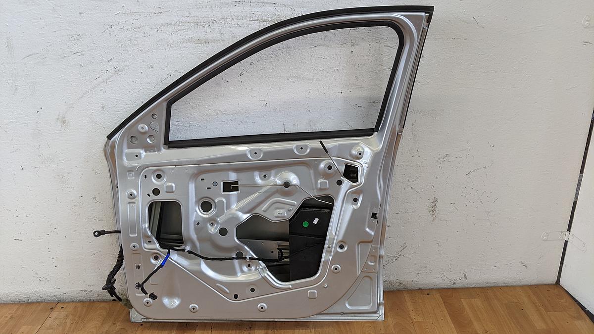 Dacia Spring Tür vorn rechts Beifahrertür beschädigt