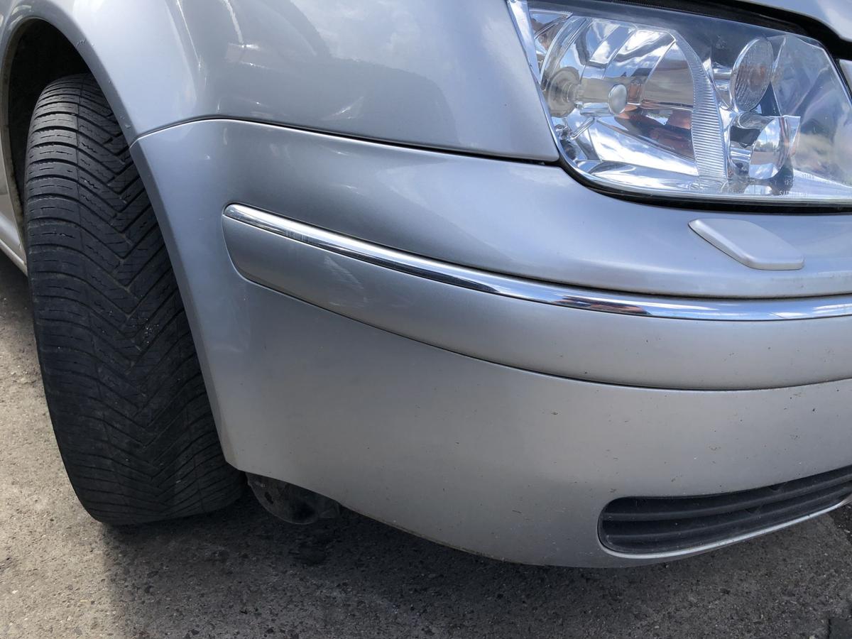 VW Bora 1J Sto&szlig;f&auml;nger vorn Frontsch&uuml;rze SRA Highline Chromleiste LA7W silber