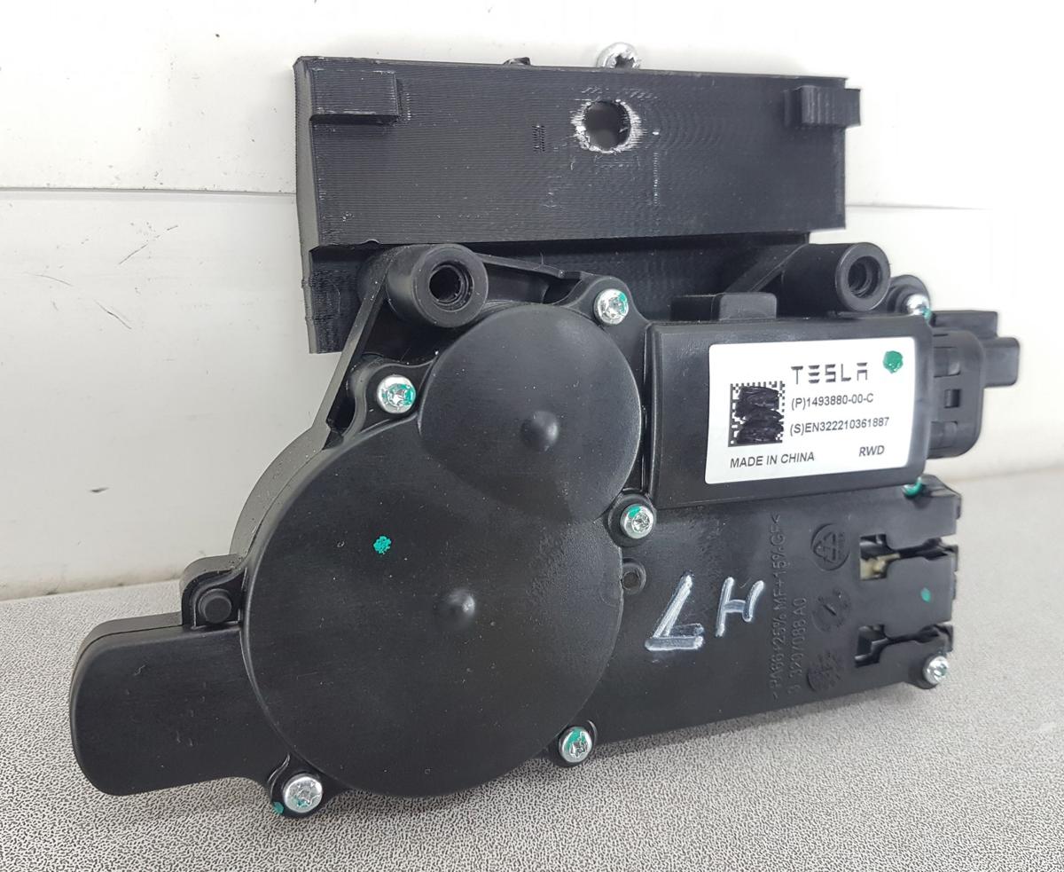 Tesla Model Y Stellmotor f&uuml;r R&uuml;cksitzverriegelung Bj2022 1493880-00-C
