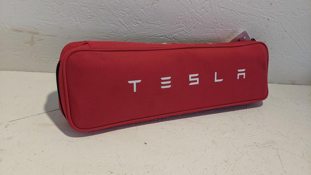 Erste Hilfe Paket Pannenset Warnweste Warndreieck Tesla Model Y Original