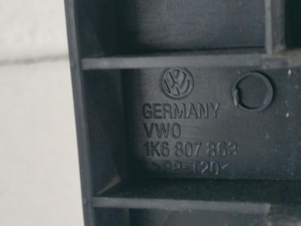 Volkswagen Golf 5 1K Bj.07 Plastikhalter Stoßfänger hinten mitte 1K6807863