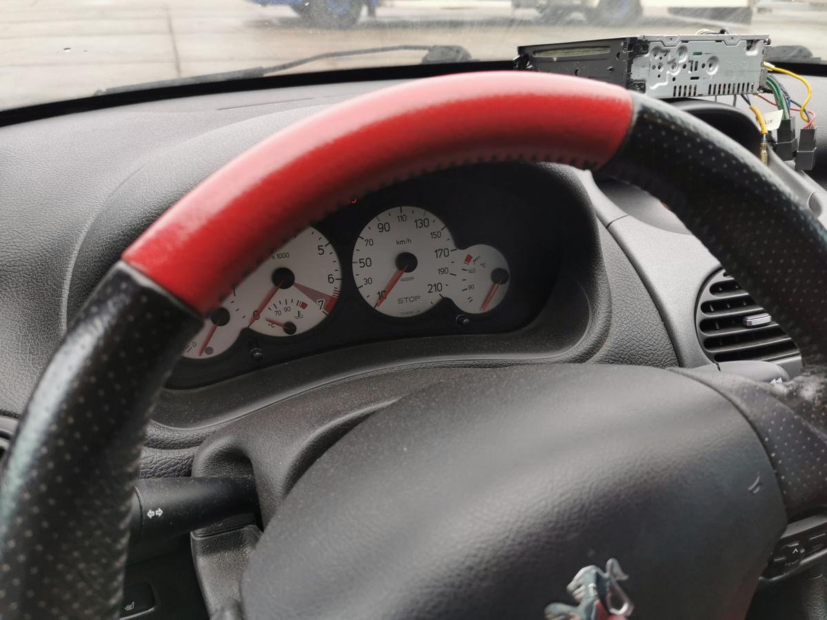 Peugeot 206 CC Lenkrad Leder Lederlenkrad rot schwarz gelocht