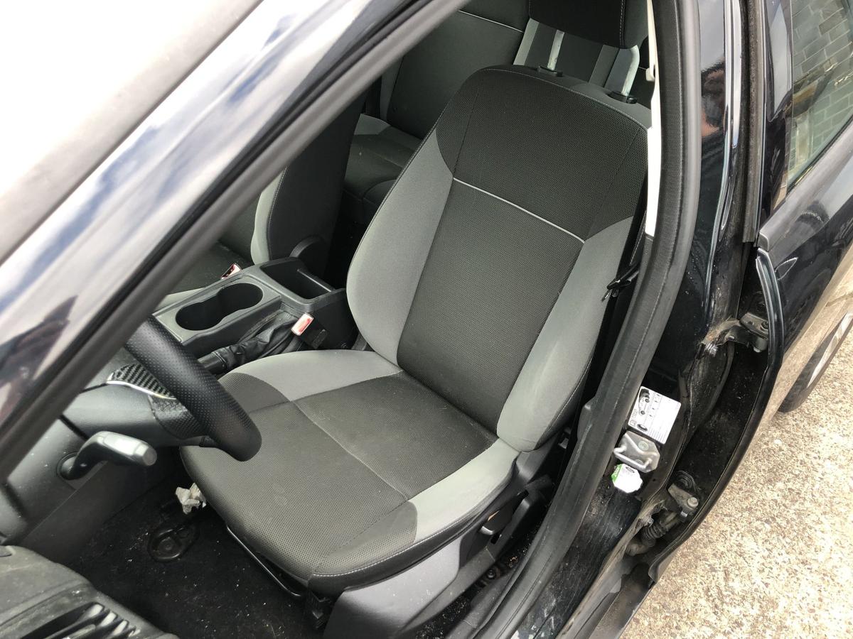 Ford Focus DYB Sitz vorn links Fahrersitz Stoff Sitzheizung Stoffsitz 5trg