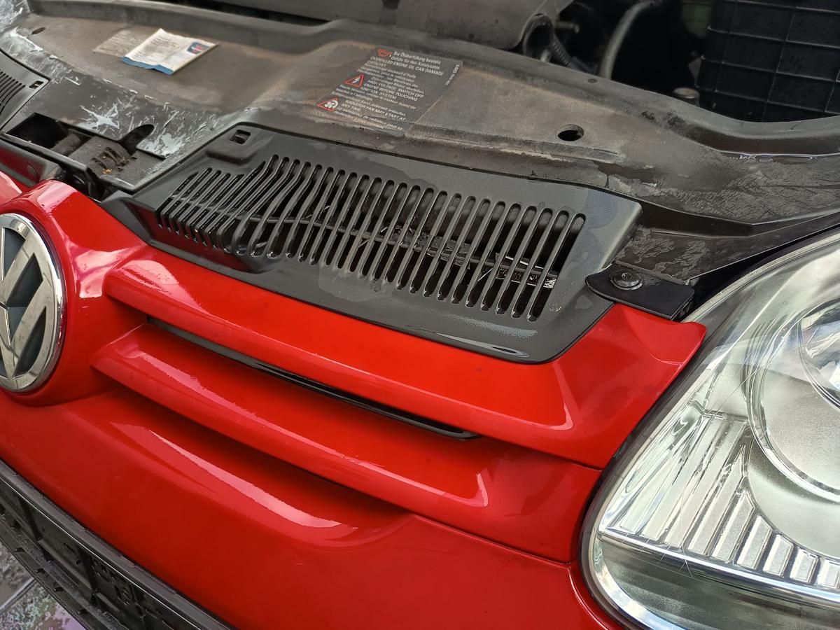 VW Golf V 5 original Kühlergrill Grill mit Emblem LY3D Tornadorot Bj 2004 VW Golf V 5 original Kühlergrill Grill mit Emblem LY3D Tornadorot Bj 2004