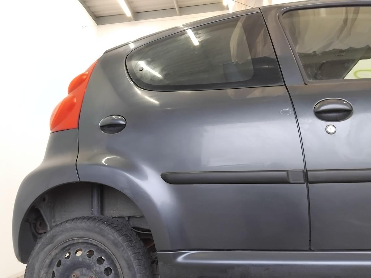 Peugeot 107 T&uuml;r hinten rechts KTA dark grey mica BJ2009