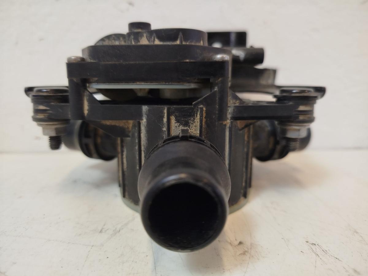 NIO ET7 Elektro Zusatzwasserpumpe mit 5 Wegeventil Ventil K&uuml;hlkreislauf