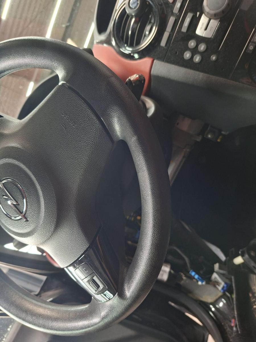 Opel Corsa D orig Lenkrad mit Fernbedienung Klavierlack schwarz Bj 2007