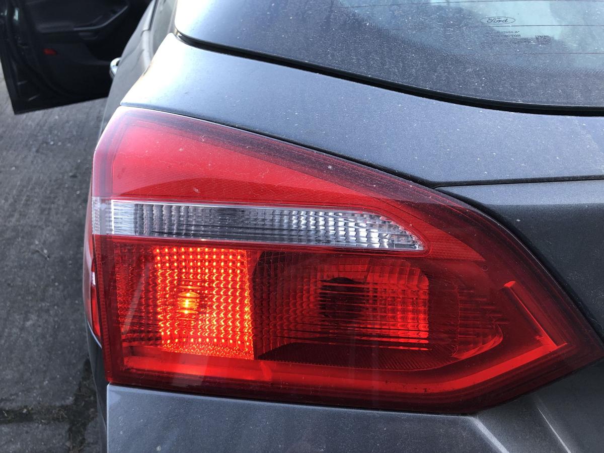 Ford Focus DYB CEW Turnier R&uuml;ckleuchte R&uuml;cklicht innen links Heckklappe ab14