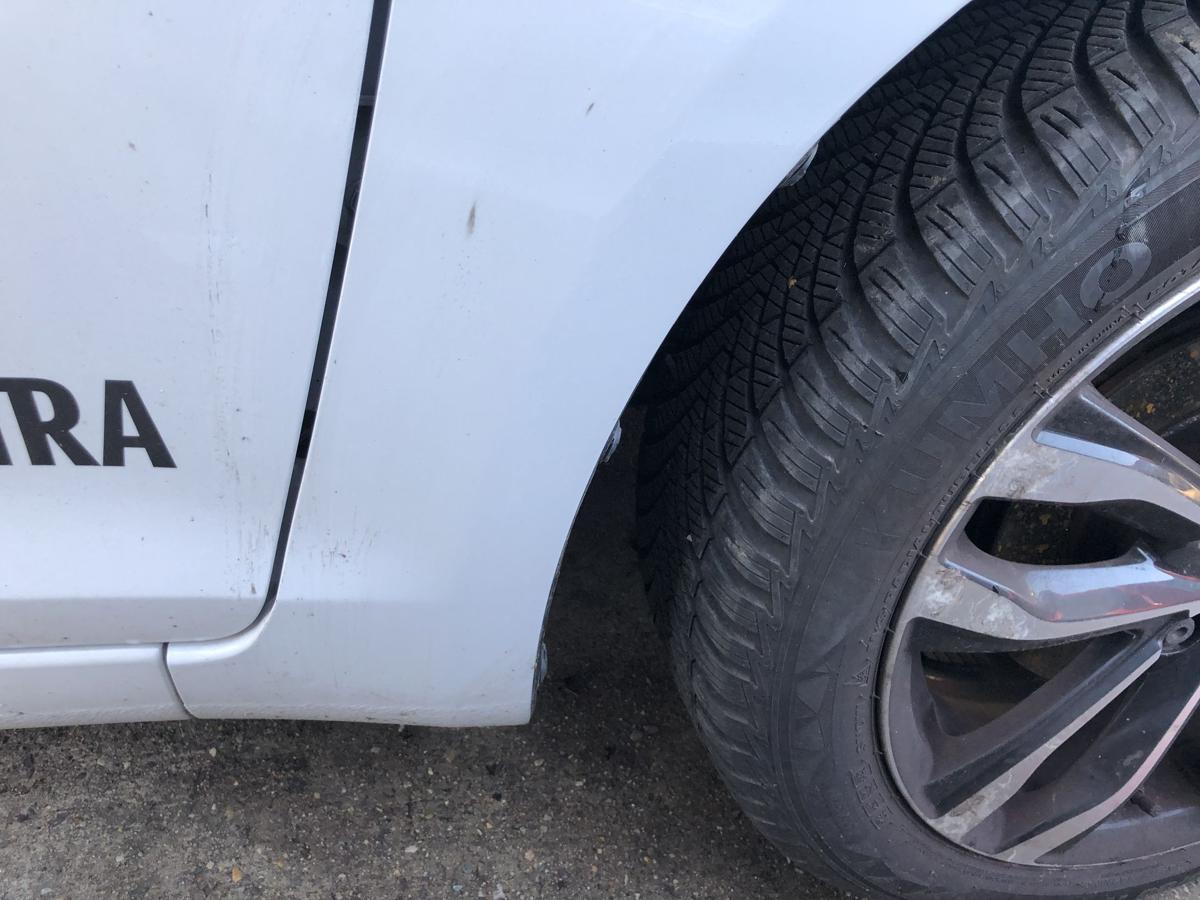 Suzuki Swift NZ Kotfl&uuml;gel vorn rechts Beifahrerseite Seitenwand weiss unbekannt