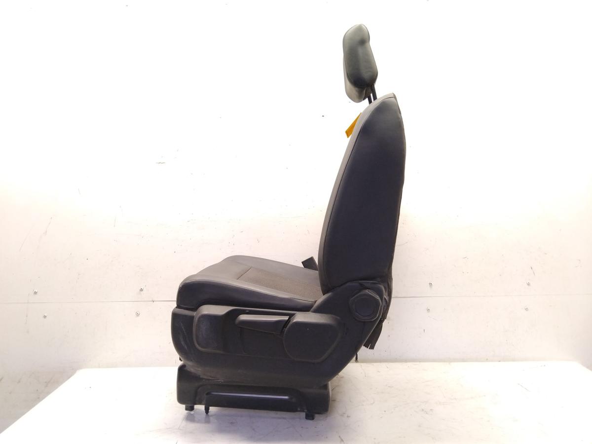 Opel Vivaro C Sitz vorn links Fahrersitz Kunstleder schwarz mit Stoff Bj.2020