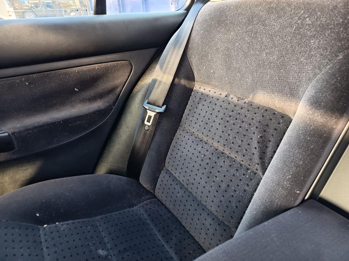 VW Golf IV Limo original R&uuml;cksitzbank geteilt Armlehne Stoff schwarz Bj 1999
