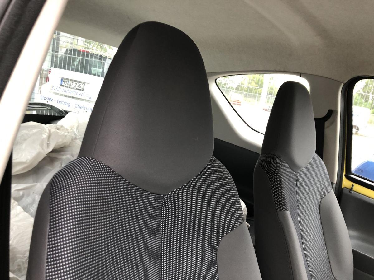 Peugeot 107 Typ P Sitz vorn rechts Beifahrersitz Stoff Autositz ohne Heizung