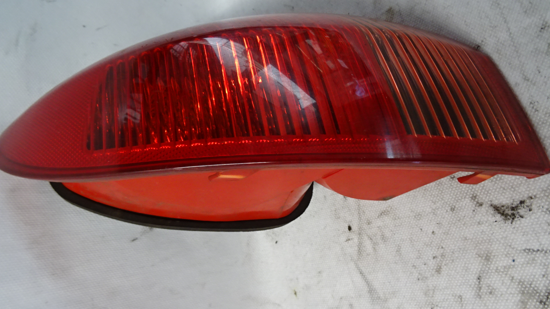 Alfa Romeo 147 Bj2005 Rueckleuchte Heckleuchte außen links in rot Alfa 46556349 Olsa 03322010